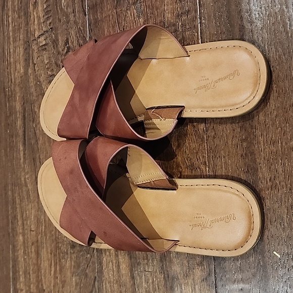 Universal Thread Sandals - Picture 2 of 3